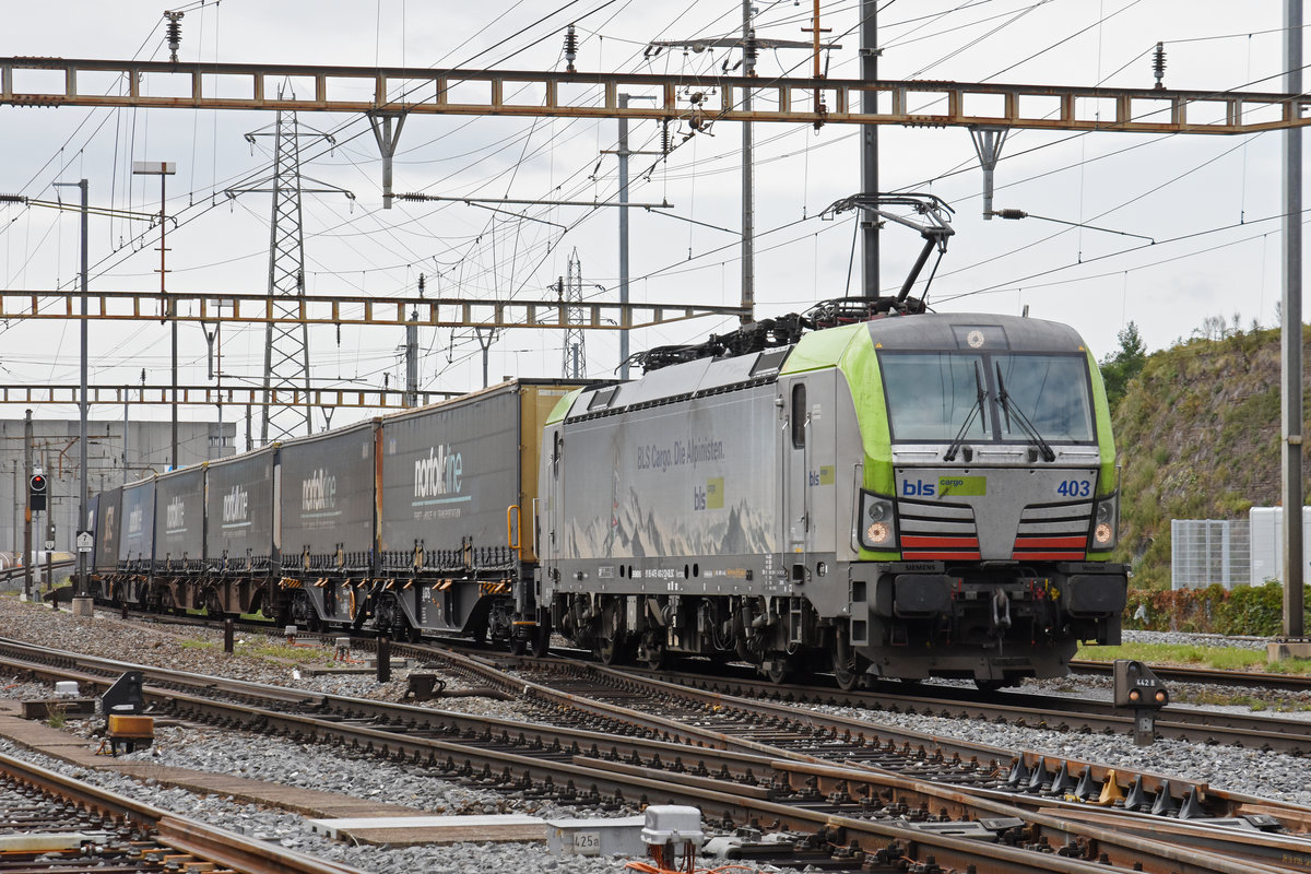 Siemens Vectron der BLS 475 403-2 durchfährt den Bahnhof Pratteln. Die Aufnahme stammt vom 05.09.2019.