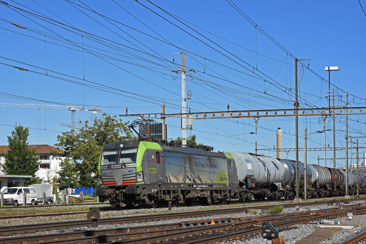 Siemens Vectron der BLS 475 407-3 durchfährt den Bahnhof Pratteln. Die Aufnahme stammt vom 12.09.2019.