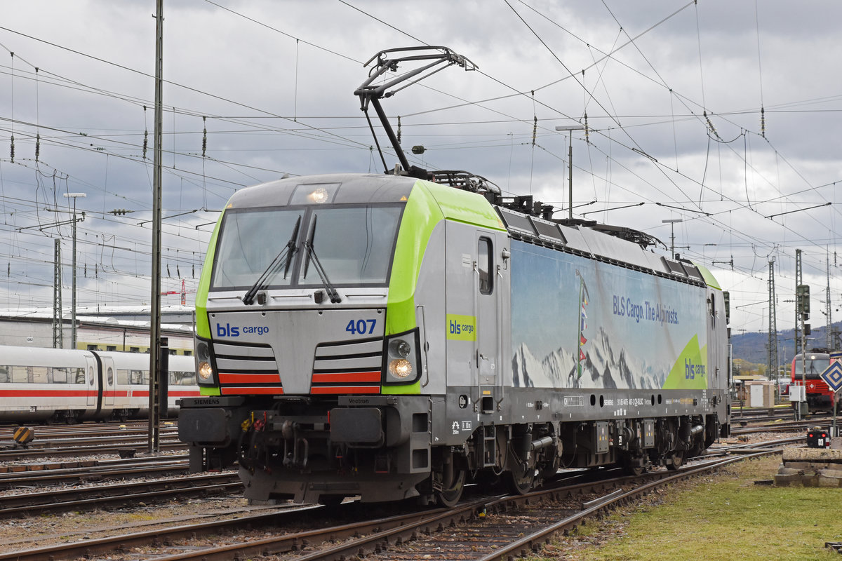 Siemens Vectron der BLS 475 407-3 verlässt die Abstellanlage beim badischen Bahnhof. Die Aufnahme stammt vom 07.11.2019.