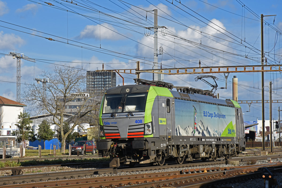 Siemens Vectron der BLS 475 408-1 durchfährt solo den Bahnhof Pratteln. Die Aufnahme stammt vom 10.02.2020.