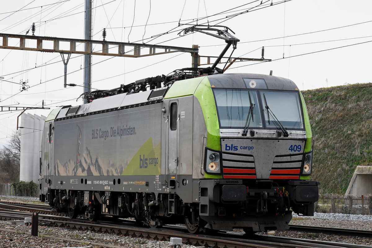 Siemens Vectron der BLS 475 409-9 durchfährt den Bahnhof Pratteln. Die Aufnahme stammt vom 06.03.2019.