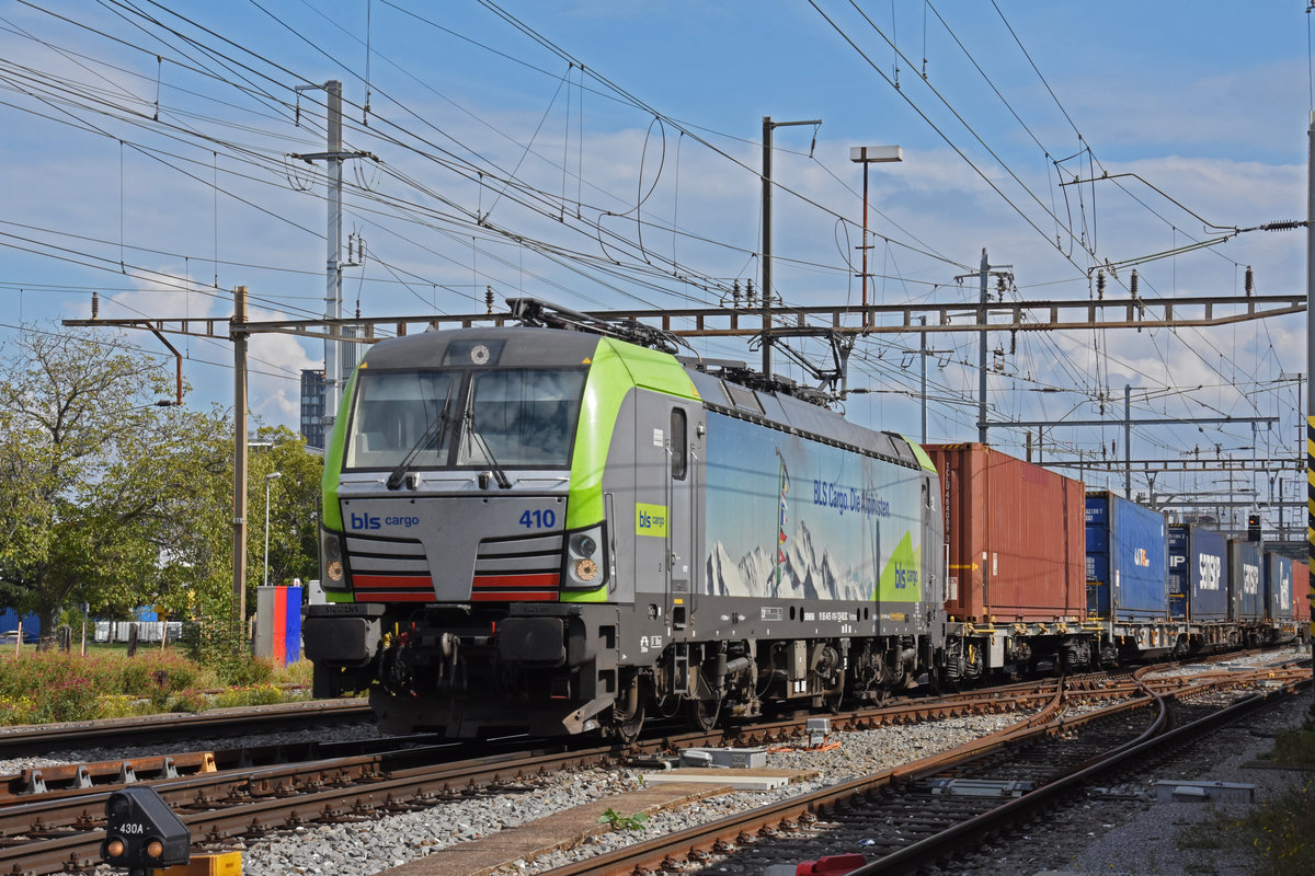 Siemens Vectron der BLS 475 410-7 durchfährt den Bahnhof Pratteln. Die Aufnahme stammt vom 22.09.2020.