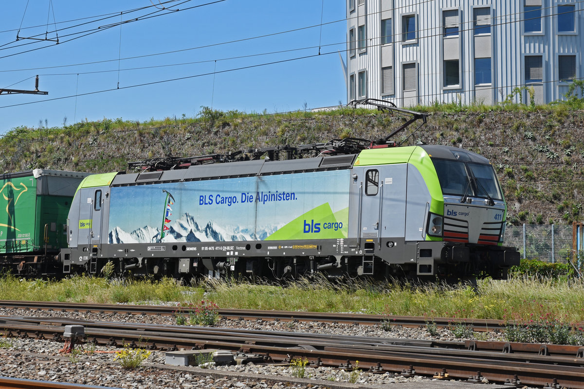Siemens Vectron der BLS 475 411-5 durchfährt den Bahnhof Pratteln. Die Aufnahme stammt vom 12.06.2020.