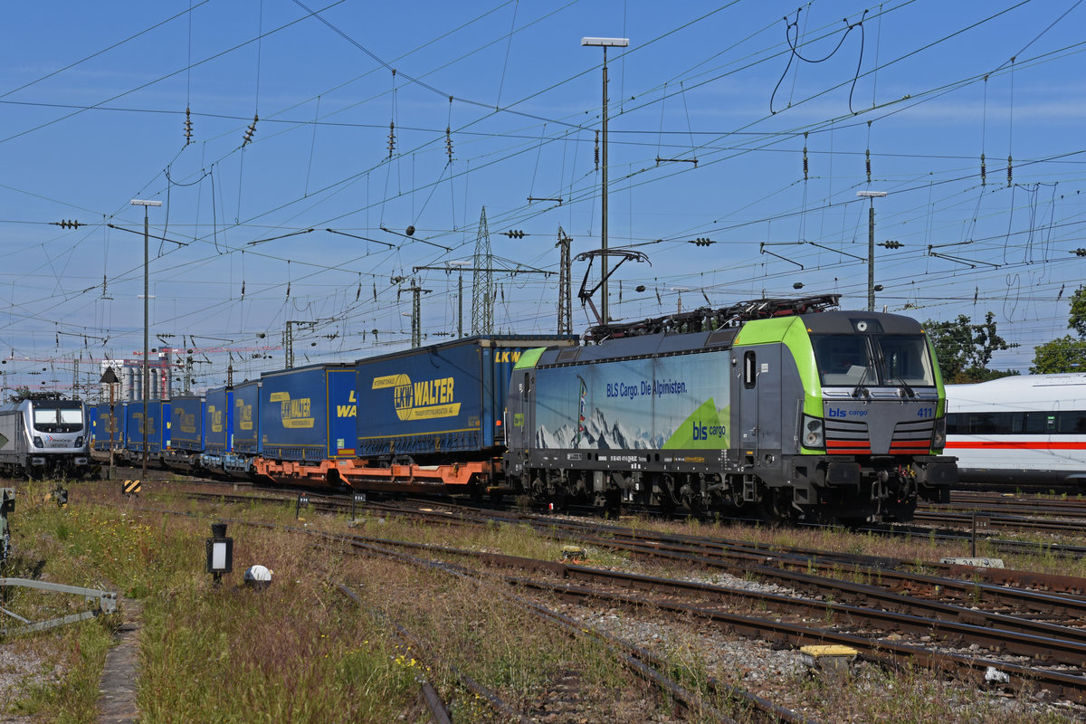 Siemens Vectron der BLS 475 411-5 durchfährt den badischen Bahnhof. Die Aufnahme stammt vom 10.09.2020.