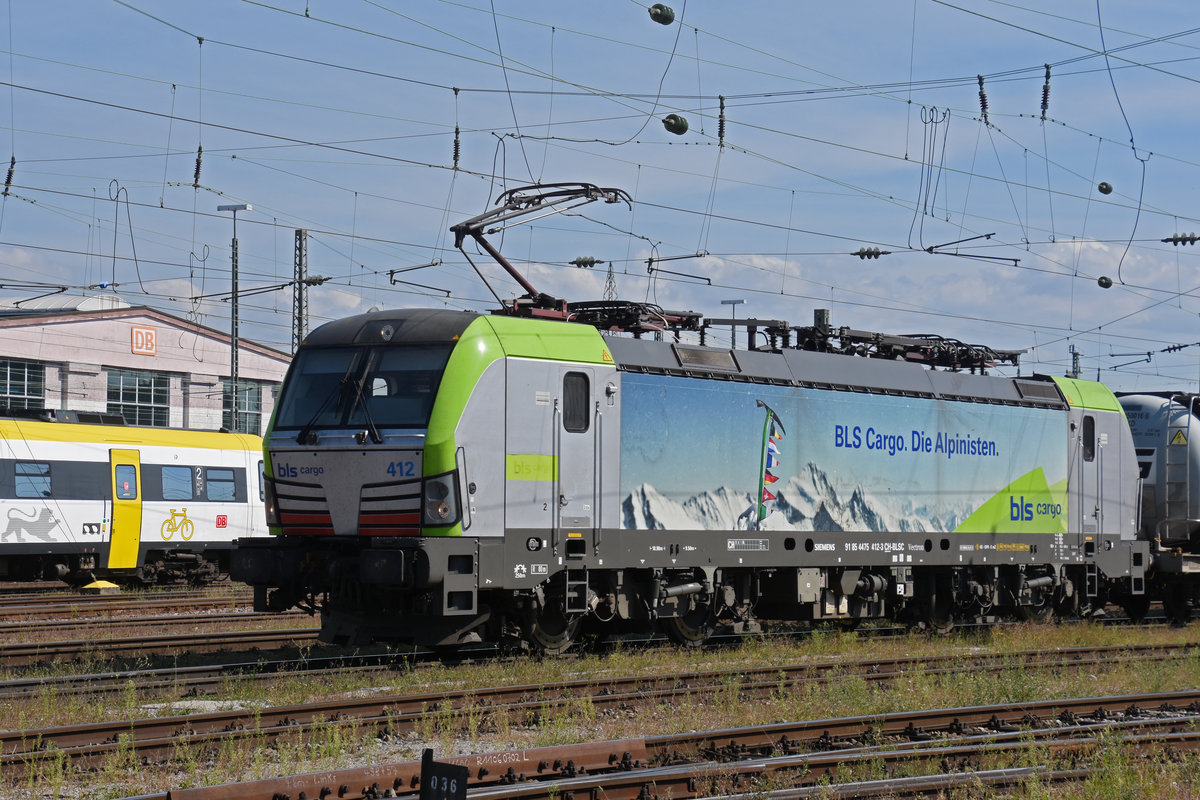 Siemens Vectron der BLS 475 412-3 durchfährt den badischen Bahnhof. Die Aufnahme stammt vom 10.09.2020.