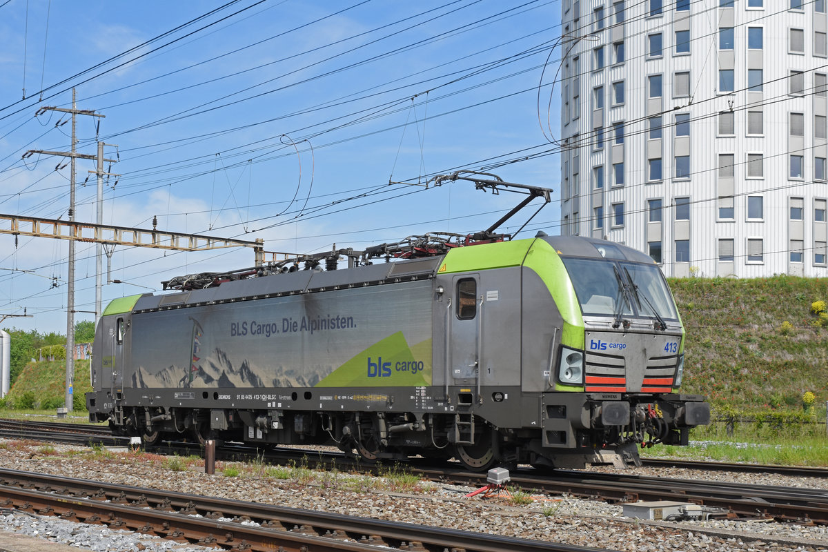 Siemens Vectron der BLS 475 413-1 durchfährt den Bahnhof Pratteln. Die Aufnahme stammt vom 16.05.2019.