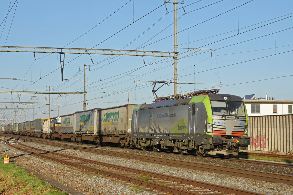 Siemens Vectron der BLS 475 415-6 durchfährt den Bahnhof Rheinfelden. Die Aufnahme stammt vom 11.09.2018.