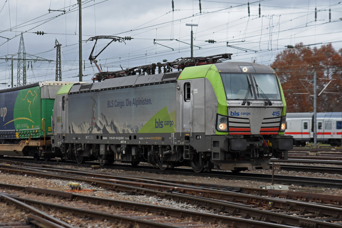 Siemens Vectron der BLS 475 415-6 durchfährt den badischen Bahnhof. Die Aufnahme stammt vom 03.12.2018.
