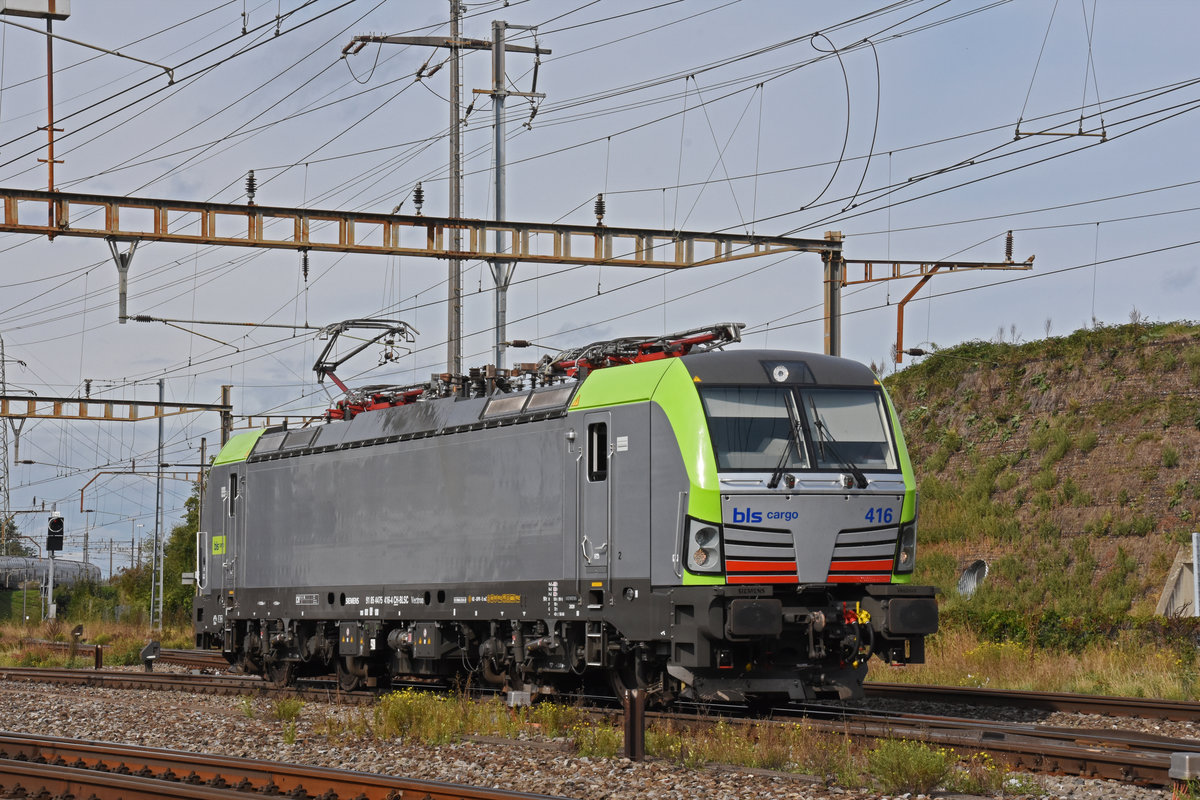 Siemens Vectron der BLS 475 416-4 durchfährt den Bahnhof Pratteln. Die Aufnahme stammt vom 24.09.2020.