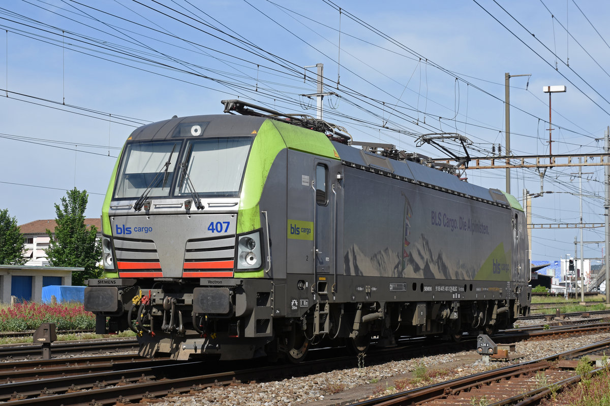 Siemens Vectron der BLS Re 475 407-3 durchfährt den Bahnhof Pratteln. Die Aufnahme stammt vom 27.05.2018.