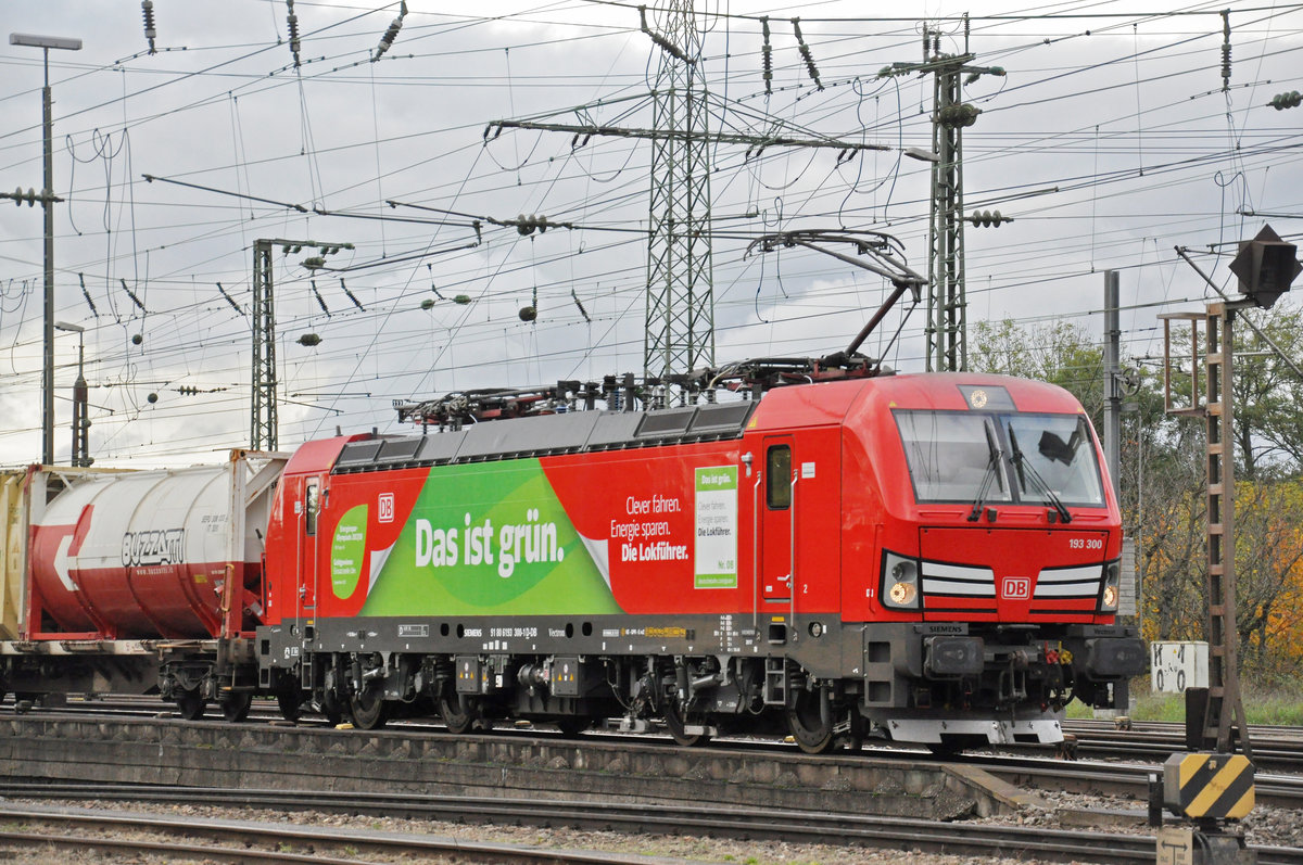 Siemens Vectron der DB 193 300-1 durchfährt den badischen Bahnhof. Die Aufnahme stammt vom 06.11.2019.
