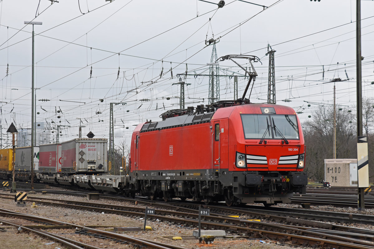 Siemens Vectron der DB 193 304-3 durchfährt den badischen Bahnhof. Die Aufnahme stammt vom 10.01.2019.