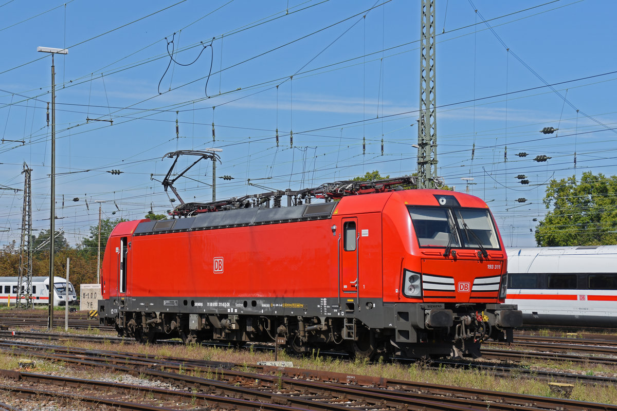 Siemens Vectron der DB 193 311-8 durchfährt solo den badischen Bahnhof. Die Aufnahme stammt vom 10.09.2020.