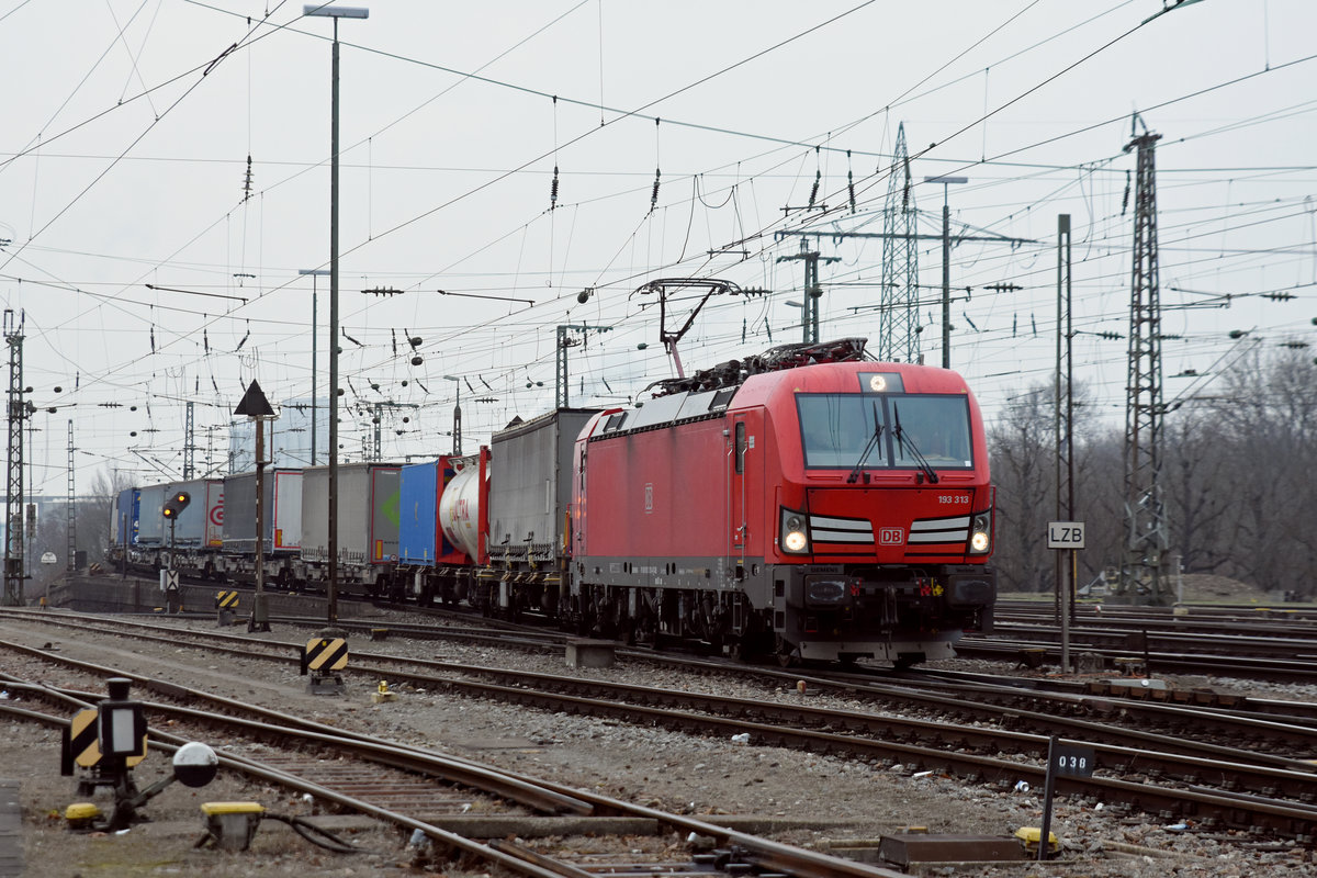 Siemens Vectron der DB 193 313-4 durchfährt den badischen Bahnhof. Die Aufnahme stammt vom 24.01.2019.