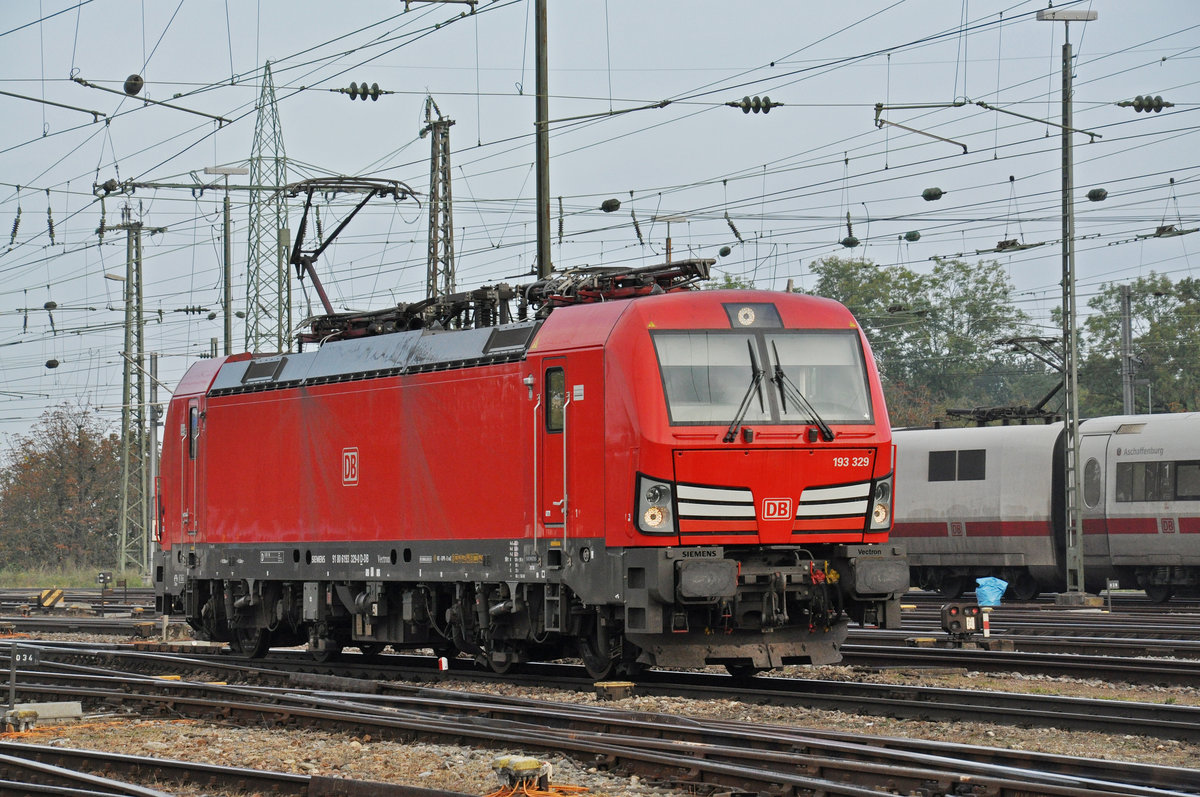 Siemens Vectron der DB 193 329-0 durchfährt den badischen Bahnhof. Die Aufnahme stammt vom 23.10.2019.