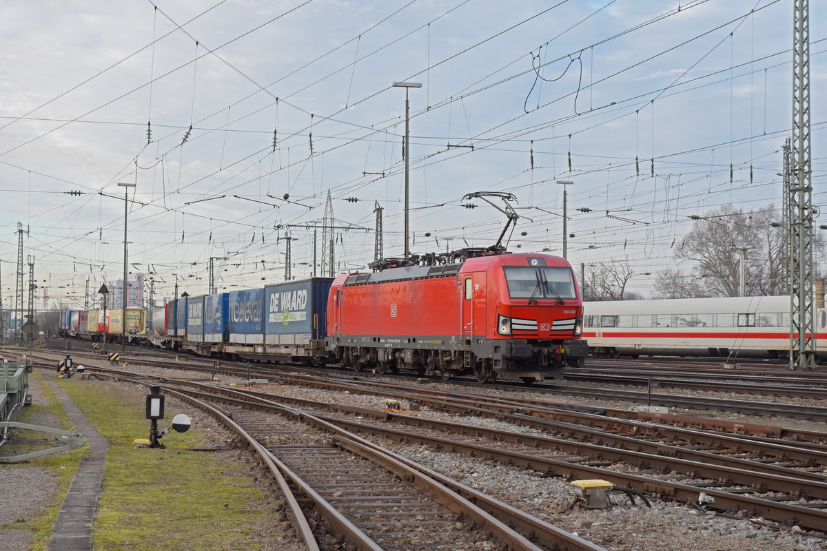 Siemens Vectron der DB 193 330-8 durchfährt den badischen Bahnhof. Die Aufnahme stammt vom 19.12.2019.
