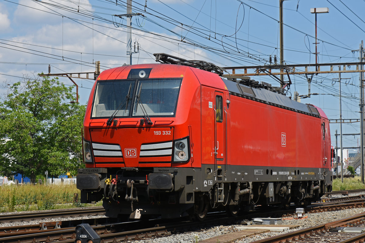 Siemens Vectron der DB 193 332-4 durchfährt solo den Bahnhof Pratteln. Die Aufnahme stammt vom 23.06.2020.