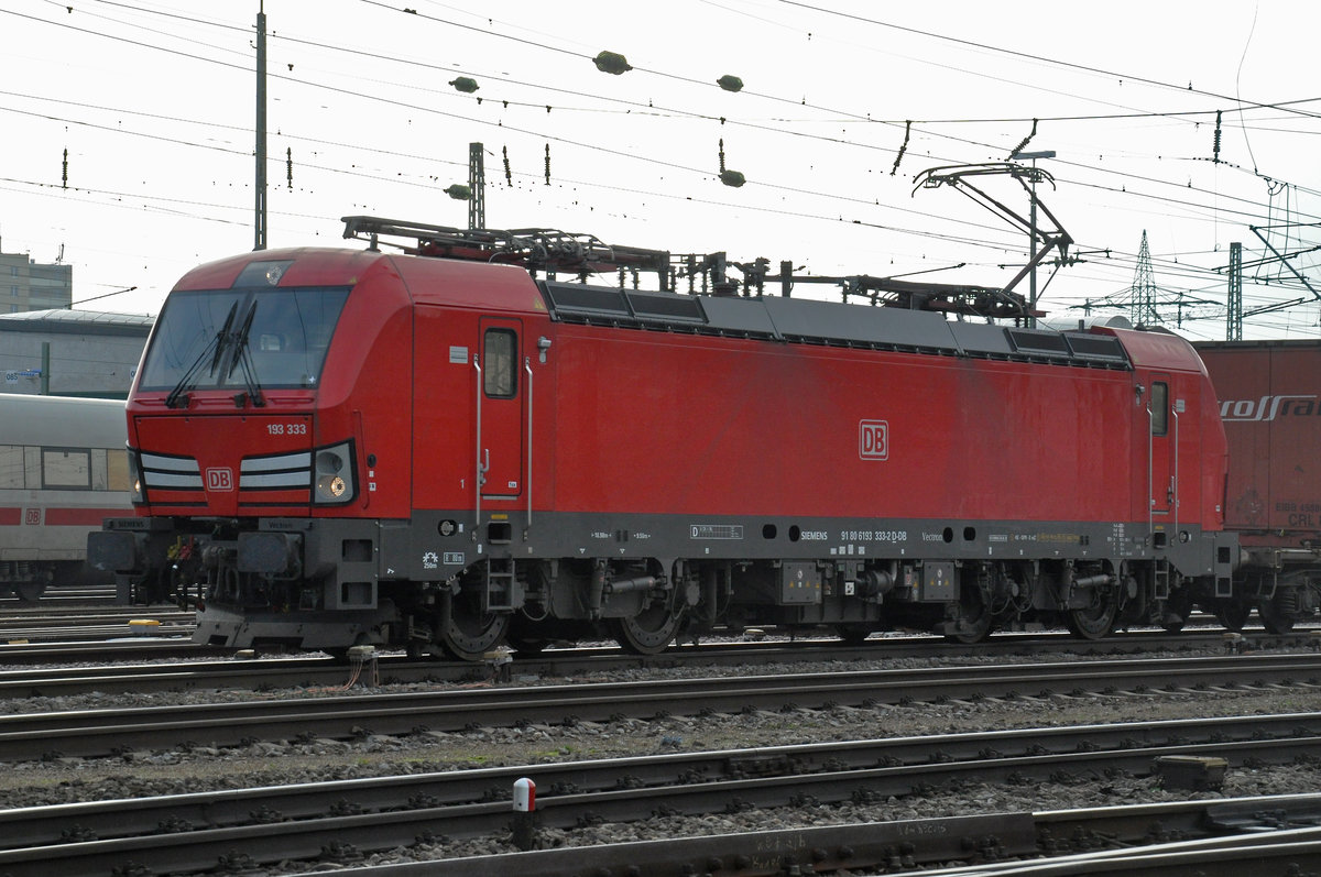 Siemens Vectron der DB 193 333-2 durchfährt den badischen Bahnhof. Die Aufnahme stammt vom 23.10.2019.
