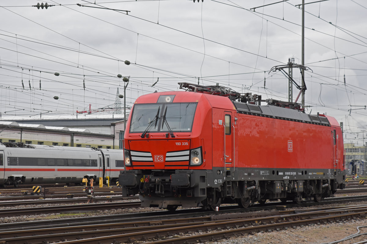 Siemens Vectron der DB 193 335-7 durchfährt solo den badischen Bahnhof. Die Aufnahme stammt vom 08.11.2019.