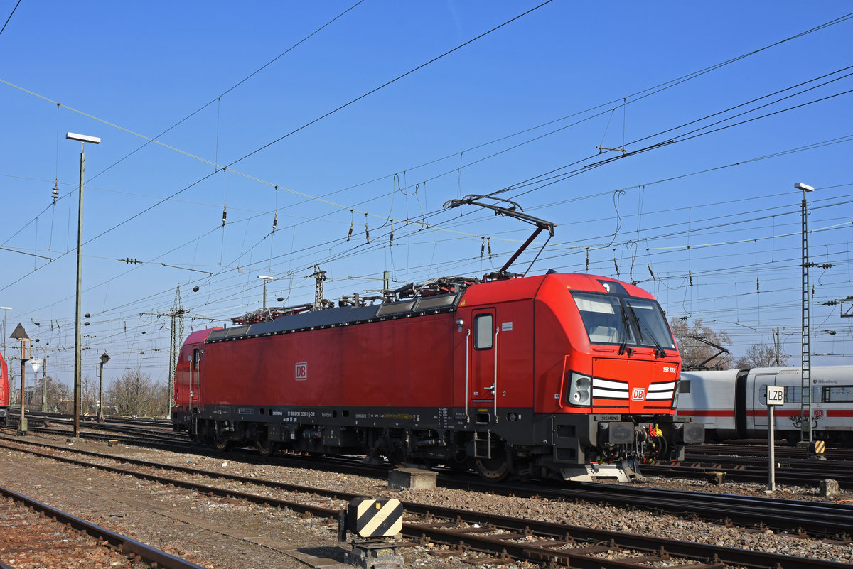 Siemens Vectron der DB 193 338-1 durchfährt den badischen Bahnhof. Die Aufnahme stammt vom 19.02.2019.
