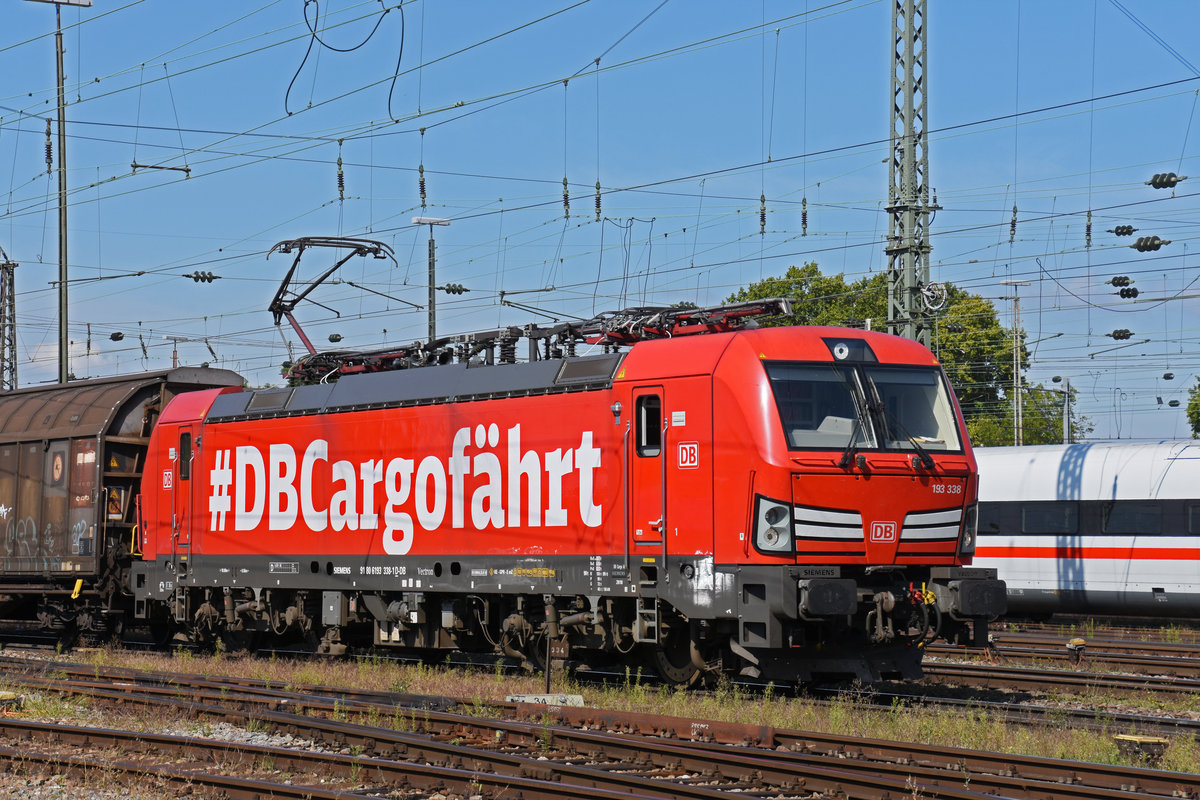 Siemens Vectron der DB 193 338-1 durchfährt den badischen Bahnhof. Die Aufnahme stammt vom 10.09.2020.