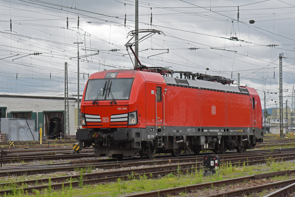 Siemens Vectron der DB 193 345-6 durchfährt solo den badischen Bahnhof. Die Aufnahme stammt vom 02.07.2020.