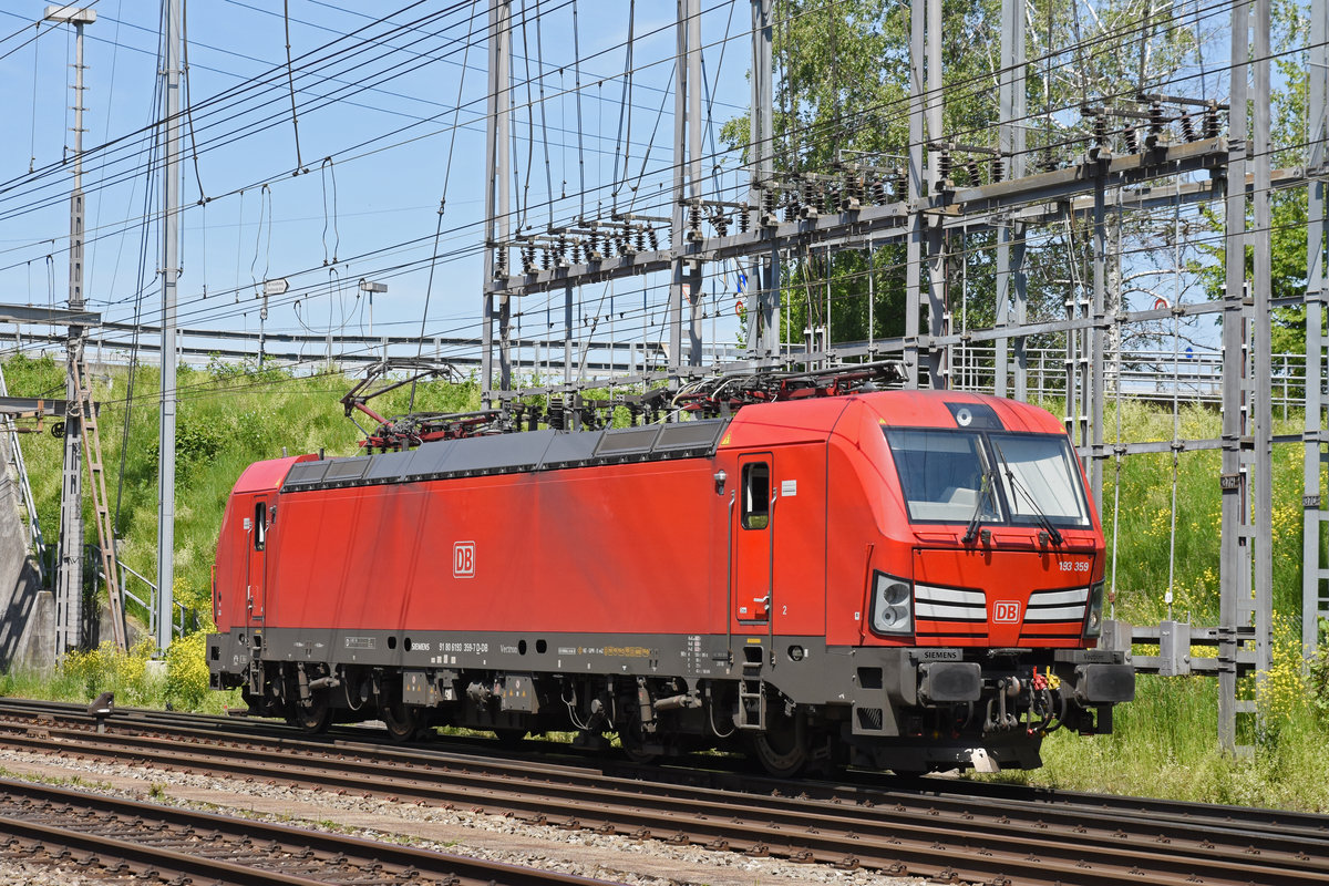 Siemens Vectron der DB 193 359-7 durchfährt den Bahnhof Muttenz. Die Aufnahme stammt vom 23.05.2019.