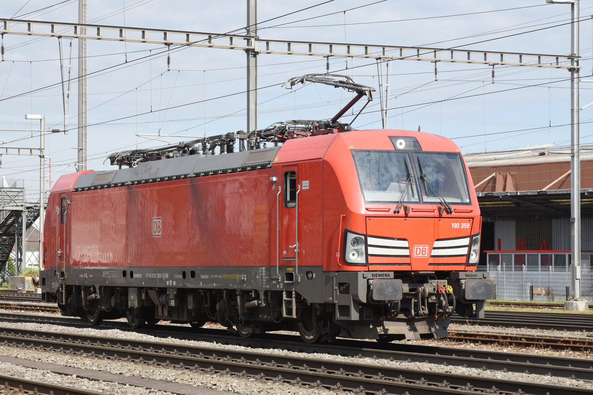 Siemens Vectron der Db 193 359-7 durchfährt den Bahnhof Pratteln. Die Aufnahme stammt vom 16.06.2020.