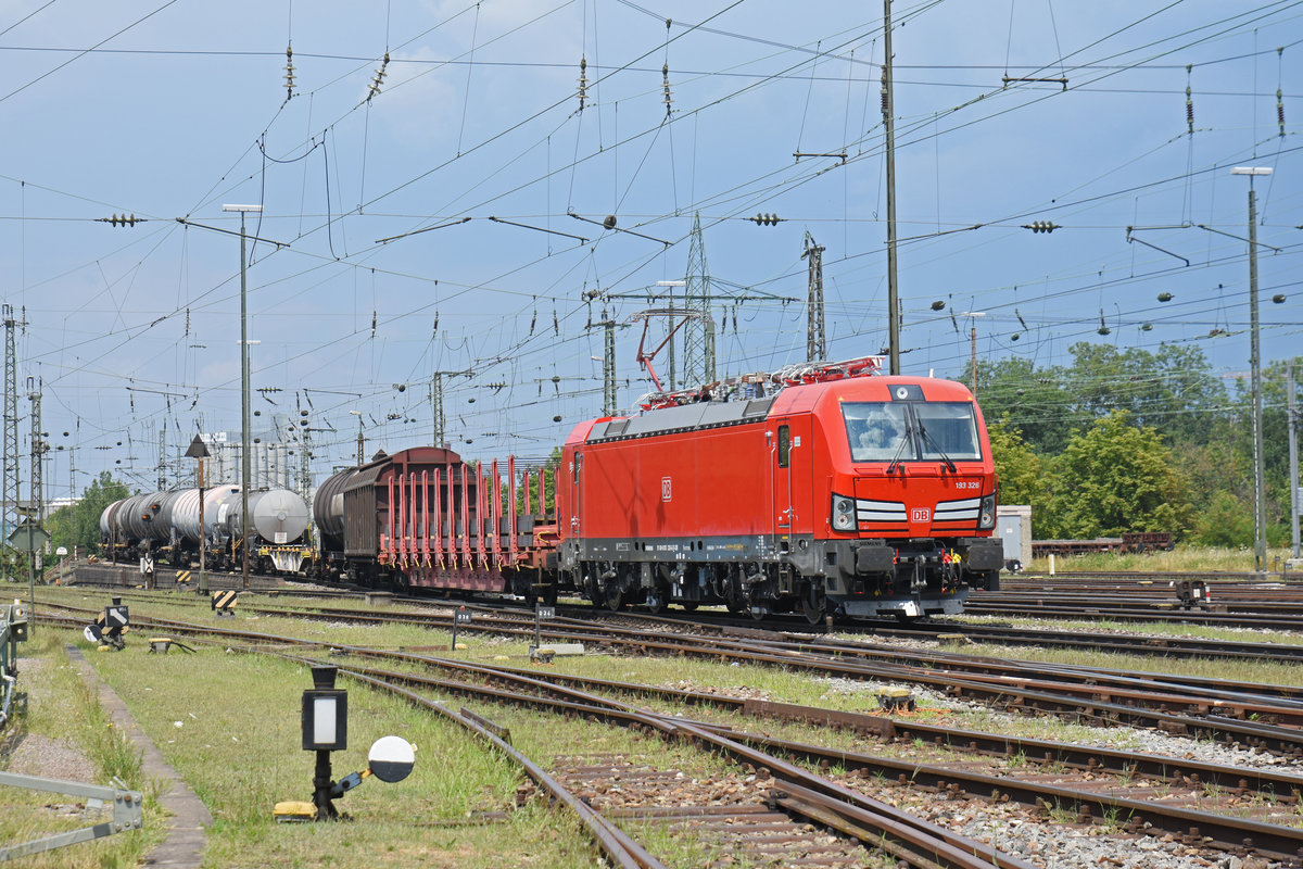 Siemens Vectron Lok 193 326-6 der DB durchfährt den Badischen Bahnhof. Die Aufnahme stammt vom 17.07.2018.