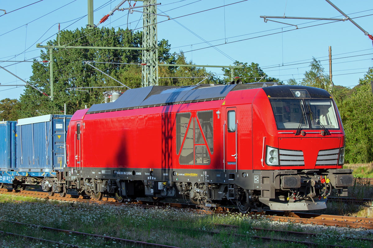 Siemens VECTRON Lok 248 998 gewährt am frühen Abend fast einen Einblick ins Innere, hier in Bergen auf Rügen wartend. - 10.08.2022



