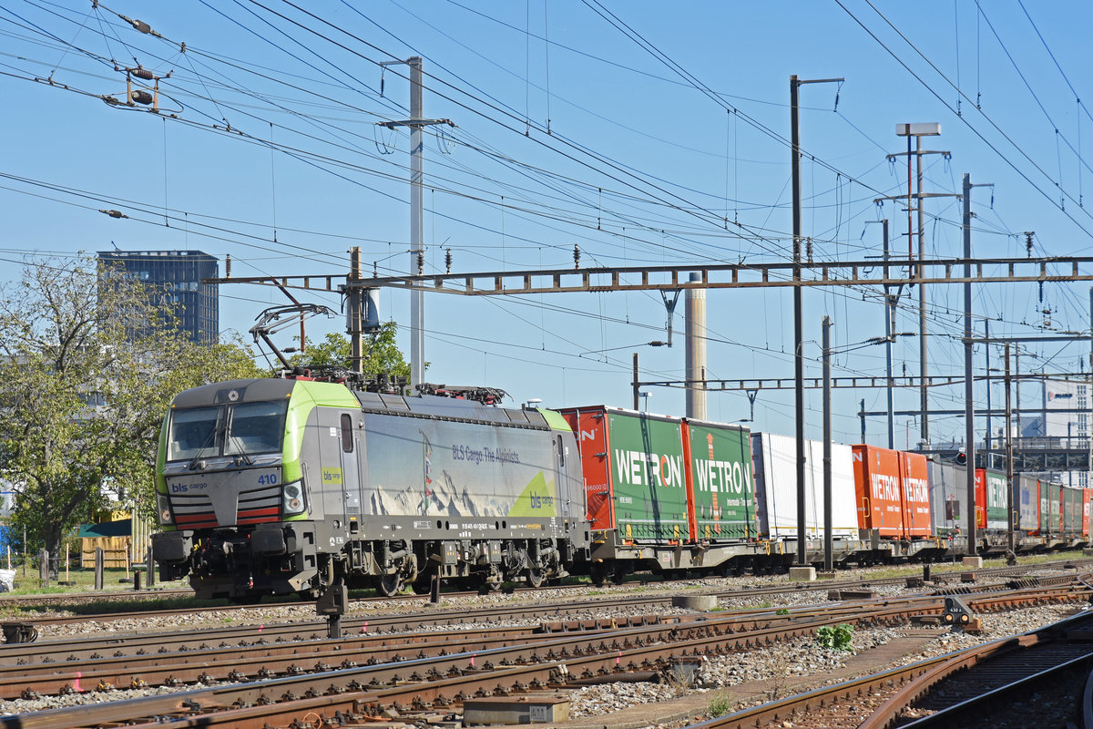 Siemens Vectron Re 475 410-7 der BLS durchfährt den Bahnhof Pratteln. Die Aufnahme stammt vom 27.09.2018.
