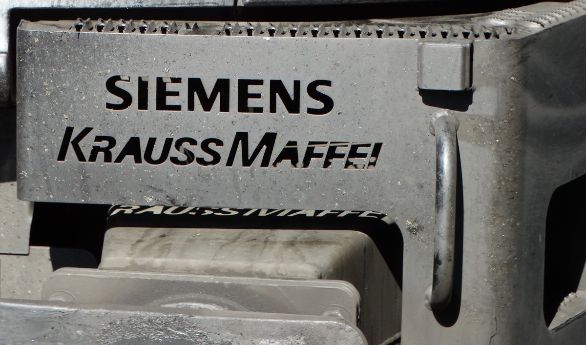 Siemens/Krauss Maffei Schriftzug am 21.04.16 an MRCE/Dispook ES 64 U2-018 (182 518) in Frankfurt am Main Hbf