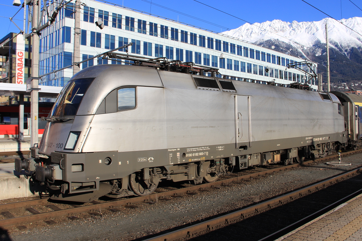 Siemns/HUPAC 182 600-7 (ES 64 U2-100) am frühen Morgen vor einem Turnuszug nach Bludenz beim Zwischenhalt in Innsbruck Hbf. Aufgenommen am 11.03.2017