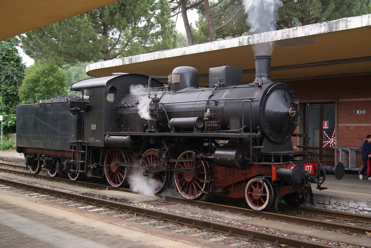 Siena, 15 may 2016 : steam locomotive 625.177 at Siena station is approaching to  the wagons for a special steam train 
