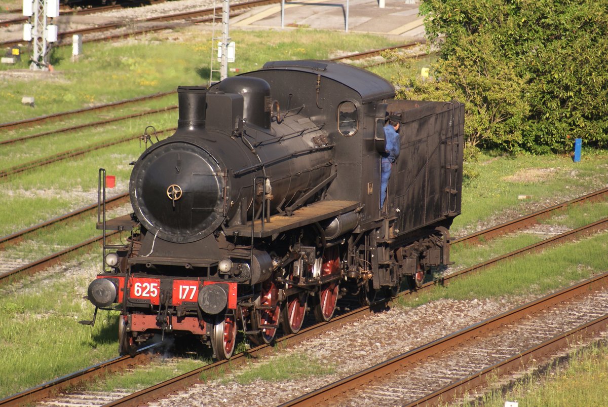Siena, 15 may 2016 : steam locomotive 625.177 in maneuvering at Siena station at the end of the steam day. 