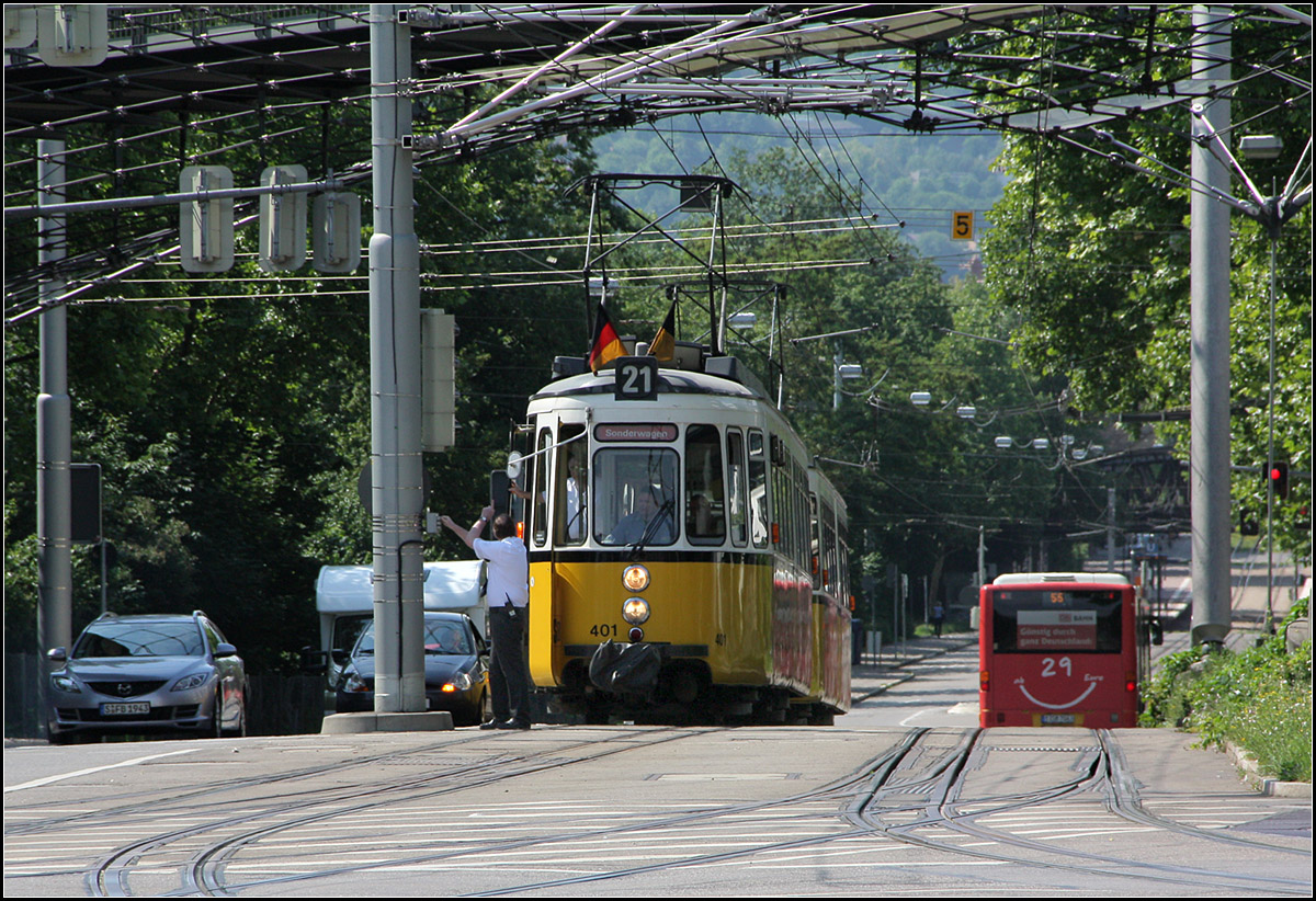 Signalanforderung am Löwentor -

Ein GT4-Straßenbahnzug an der Kreuzung am Stuttgarter Löwentor.

22.06.2011 (M)