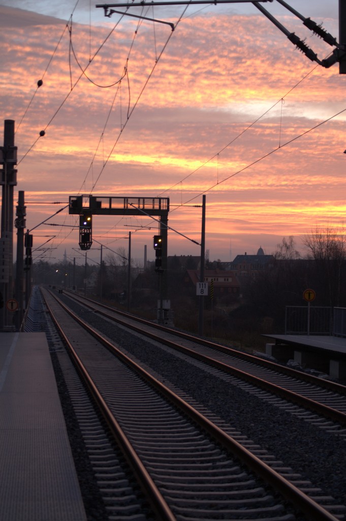 Signalbrcke im herrlichen Morgenrot am Haltepunkt Dresden Trachau,19.12.2013, 8:10 Uhr 