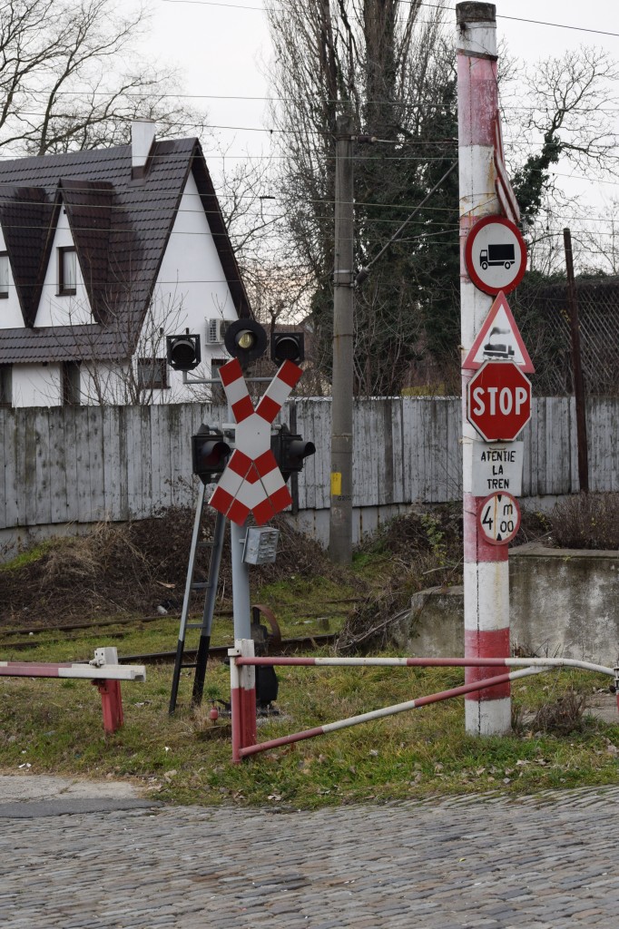 Signalisierung eines Bahnuebergangs ohne Schranke in Rumaenien. Foto in Drobeta Turnu Severin vom 29.12.2015.