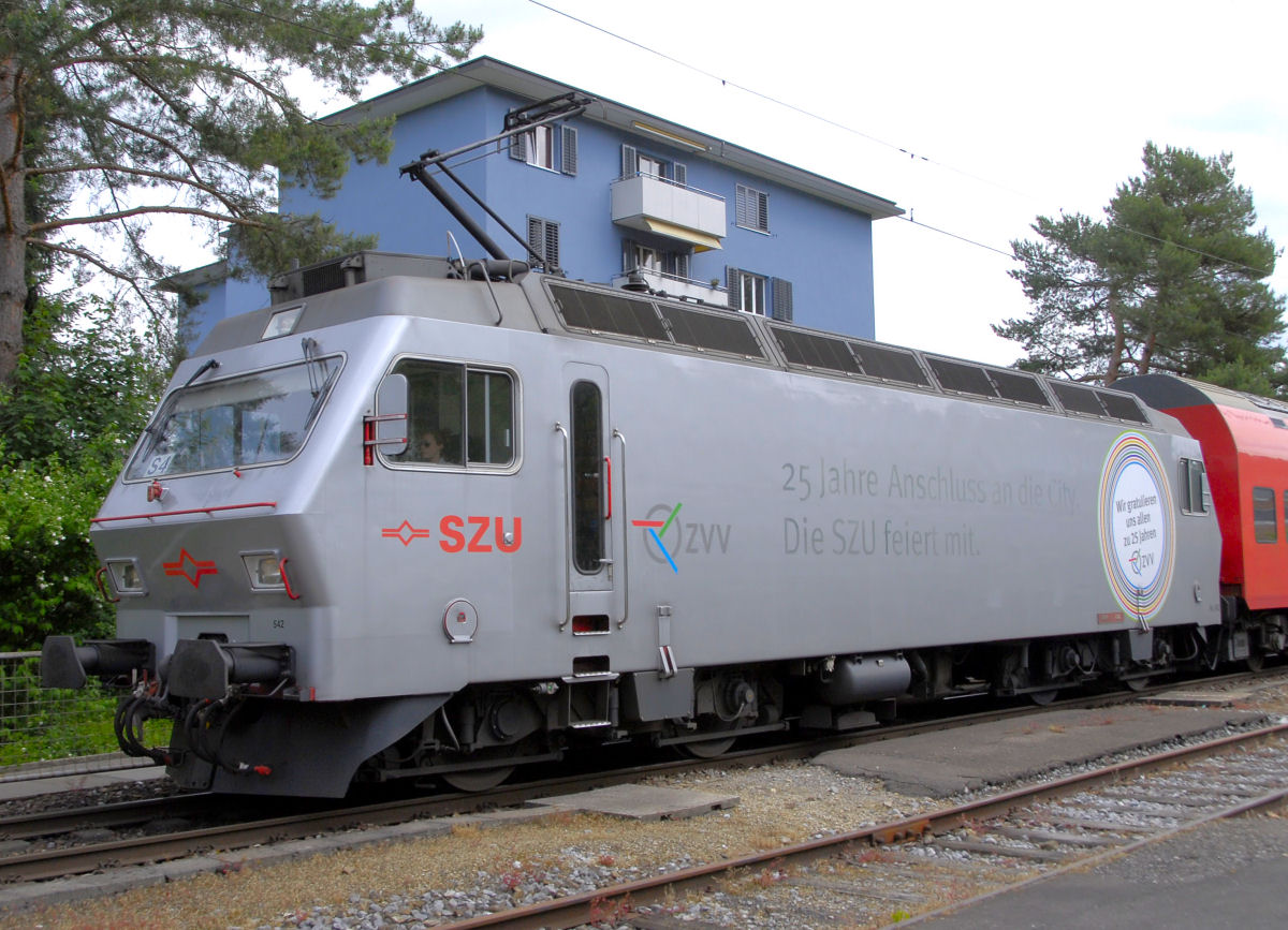 Sihltal-Zürich-Uetliberg-Bahn ( SZU ) Umrichterlokomotiven Re 456 542 Auch die SZU hat eine  25Jahre ZVV  bemalte Lokomotive.
Fredy 31.05.2015 Sood-Oberleimbach ZH﻿