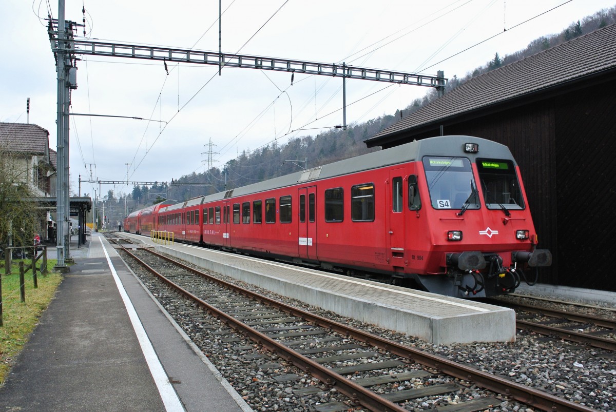Sihlwald ist die Endstation der SZU Linie S4. Vor einigen Jahren verkehrten die Zge noch weiter bis Sihlbrugg. Heutzutage verkehrt noch ein Zug in der Stunde bis nach Sihlwald, der Rest nur bis Langnau-Gattikon. Im Bild ist ein Pendel mit dem Bt 984, 22.01.2014.