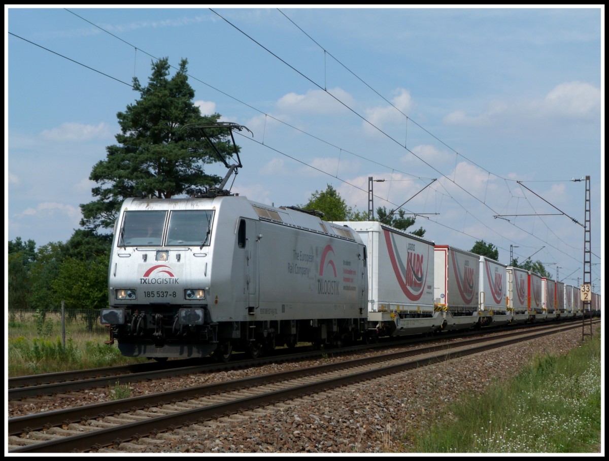 Silber, weiß und rot:
TX Logistik 185 537 zieht am 1.8.14 den DGS 49511 (MARS KLV) über die Rheinbahn.
Bis zu seinem Ziel nach Trieste muss er noch einige Kilometer zurücklegen.
Aufgenommen bei Wiesental.