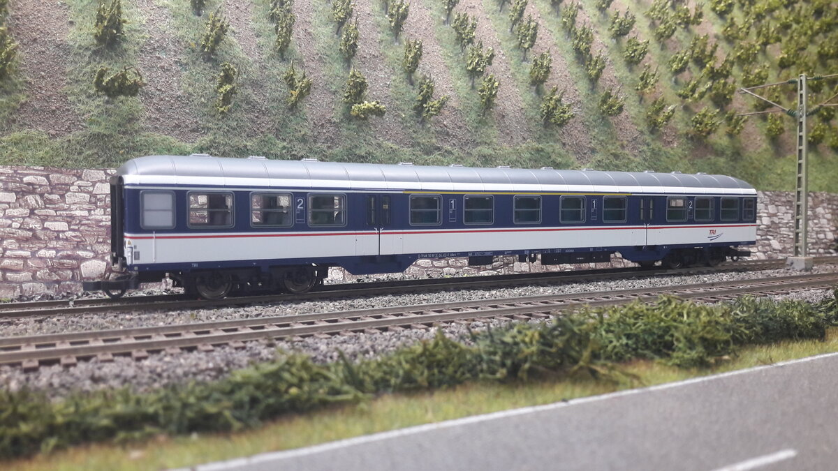 Silberling 1/2 Klasse in TRI Version. TRI ( Train Rental GmbH ), TRI ist interessiert an dem Erhalt historischer Bahnfahrzeuge wie die hier gezeigte E10 Bügelfalte. Desweiteren werden ehemalige n-Wagen erhalten, die auch für Ersatzverkehre eingesetzt werden.  Modell Piko 57679