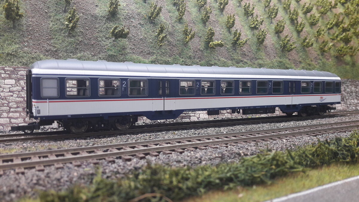 Silberling 2 Klasse in TRI Version. TRI ( Train Rental GmbH ), TRI ist interessiert an dem Erhalt historischer Bahnfahrzeuge wie die hier gezeigte E10 Bügelfalte. Desweiteren werden ehemalige n-Wagen erhalten, die auch für Ersatzverkehre eingesetzt werden. Modell Piko 57678