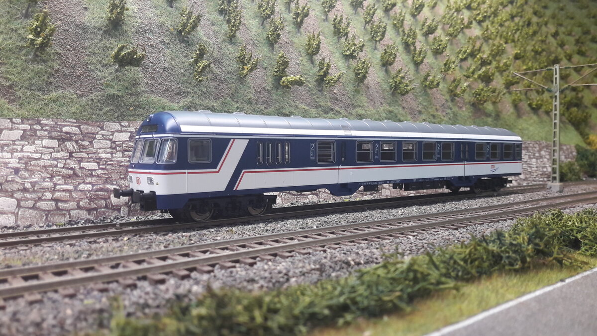 Silberling Steuerwagen Karlruher Kopf Bnrdzf 463.0 in TRI Version. TRI ( Train Rental GmbH ), TRI ist interessiert an dem Erhalt historischer Bahnfahrzeuge wie die hier gezeigte E10 Bügelfalte. Desweiteren werden ehemalige n-Wagen erhalten, die auch für Ersatzverkehre eingesetzt werden.  Modell Piko 57677