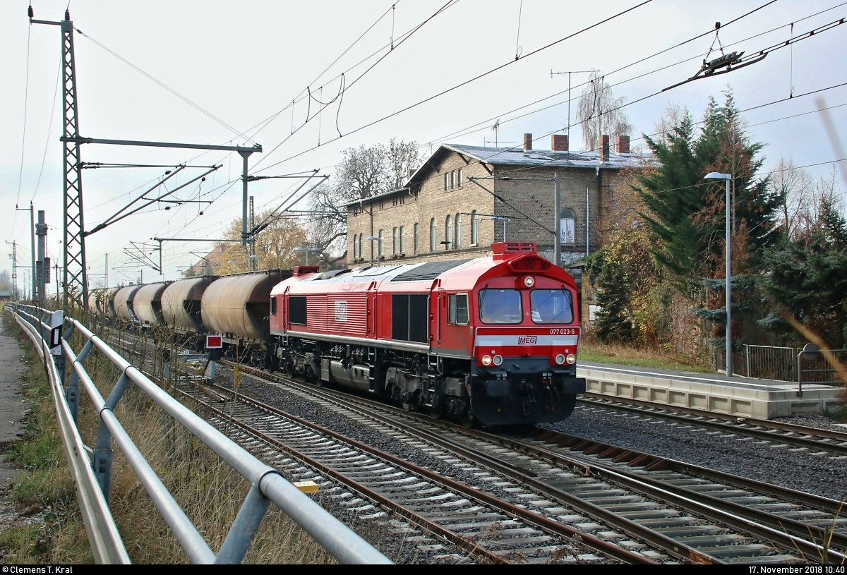 Silozug mit 077 023-5 (EMD JT42CWR) der Mitteldeutschen Eisenbahn GmbH (MEG) durchfährt den Bahnhof Niemberg auf der Bahnstrecke Magdeburg–Leipzig (KBS 340) Richtung Köthen.
[17.11.2018 | 10:40 Uhr]