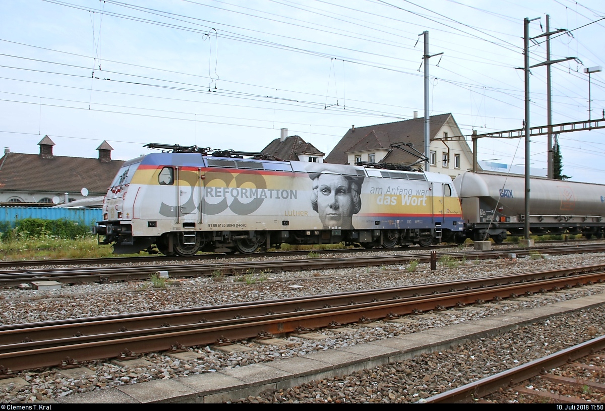 Silozug mit 185 589-9 der RheinCargo GmbH & Co. KG, auch bekannt als  Lutherlok , durchfährt den Bahnhof Pratteln (CH) in westlicher Richtung.
Aufgenommen von der Güterstrasse.
Leider nur im seitlichen Profil erwischt, da der Zug fast zugefahren wurde. Aber diese Ansicht hat auch ihren Reiz.
[10.7.2018 | 11:50 Uhr]