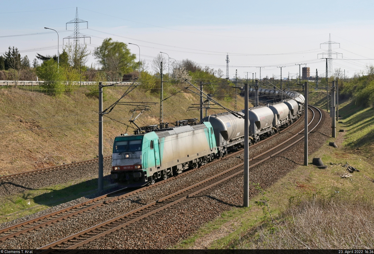 Silozug mit 186 135-0 ist an der Kasseler Straße in Halle (Saale) in nördlicher Richtung unterwegs.

🧰 Alpha Trains Belgium NV/SA, vermietet an Transchem Sp. z o.o.
🕓 23.4.2022 | 16:36 Uhr