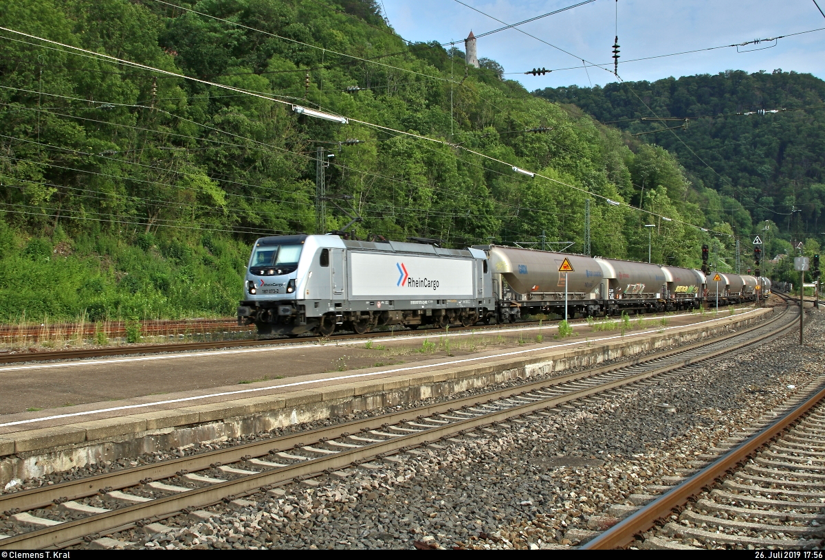 Silozug mit 187 073-2 der RheinCargo GmbH & Co. KG durchfährt den Bahnhof Geislingen(Steige) auf der Bahnstrecke Stuttgart–Ulm (Filstalbahn | KBS 750) Richtung Plochingen.
Aufgenommen von Bahnsteig 1.
[26.7.2019 | 17:56 Uhr]