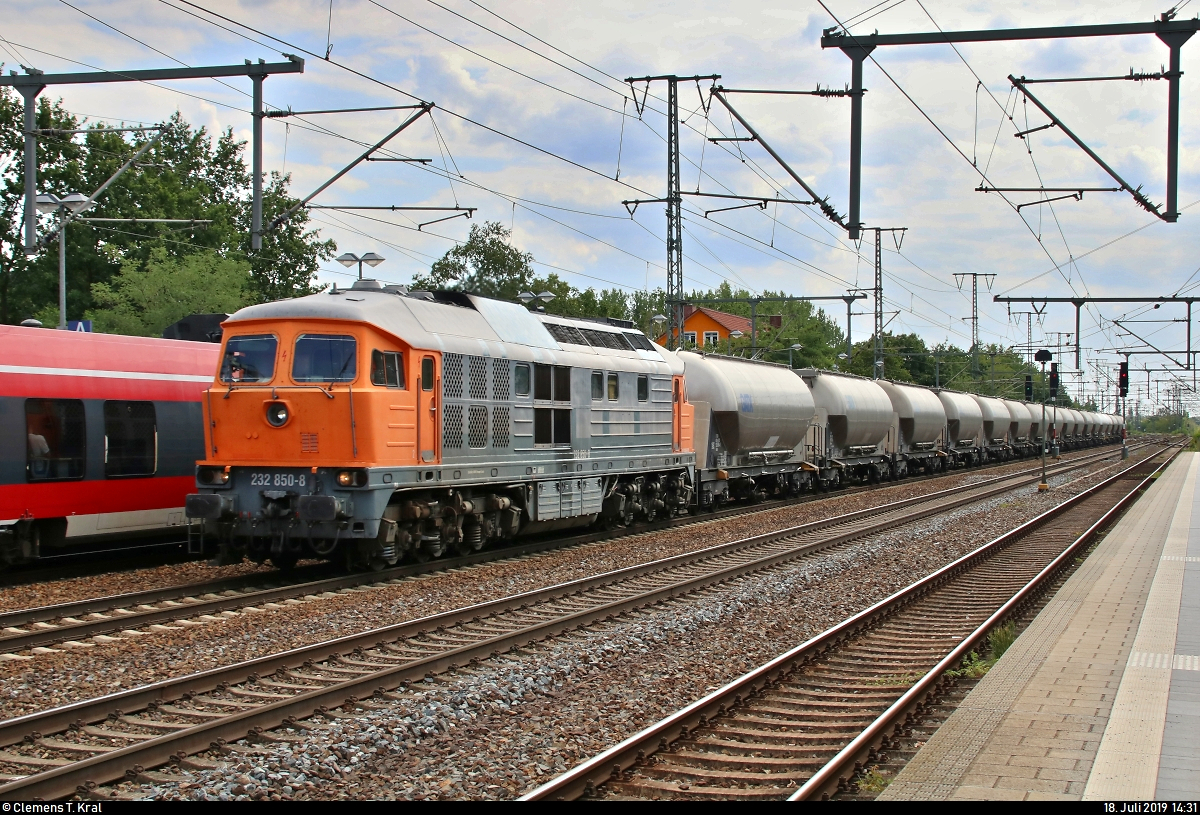 Silozug mit 232 850-8 der ArcelorMittal Eisenhüttenstadt Transport GmbH (AMEH Trans) durchfährt den Bahnhof Golm auf dem Berliner Außenring (BAR | 6068) Richtung Priort.
Aufgenommen im Gegenlicht.
[18.7.2019 | 14:31 Uhr]