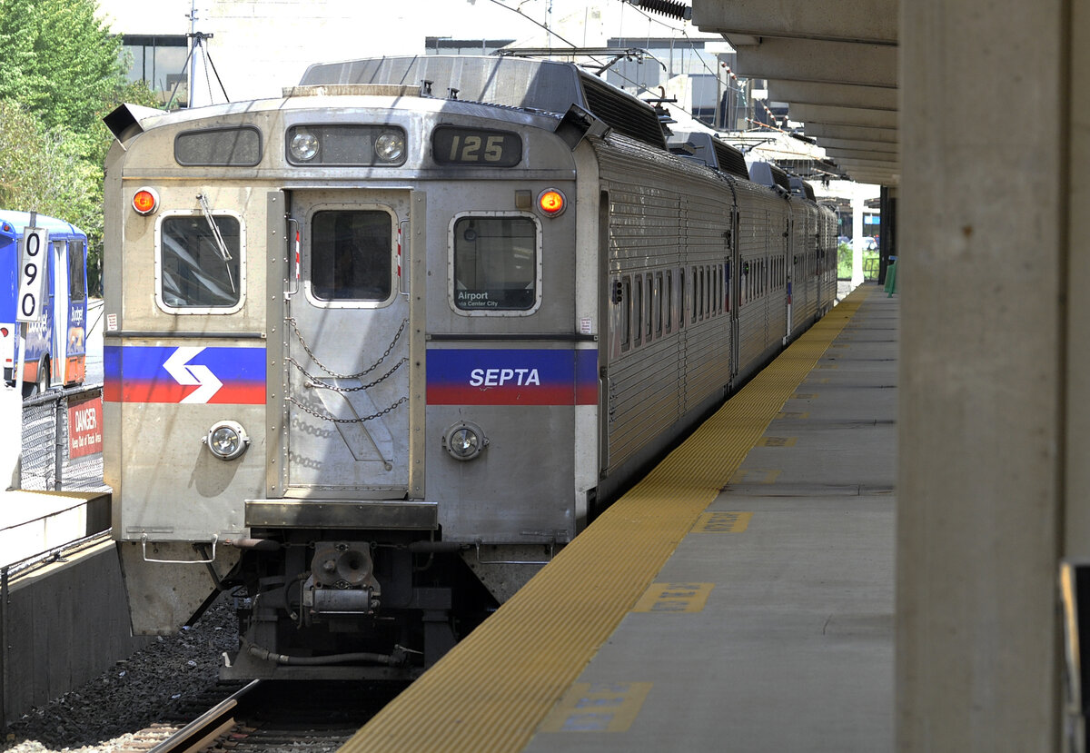 Silverliner IV SEPTA 125, Philadelphia, Airport Terminal A (SEPTA station), 10.08.2019. SEPTA ist das Unternehmen für den Nahverkehr im Großraum Philadelphia, das seit 2012 zwei Baureihen von Elektrotriebwagen im Einsatz hat: Silverliner IV (von General Electric) und Silverliner V (von Hyundai Rotem). 